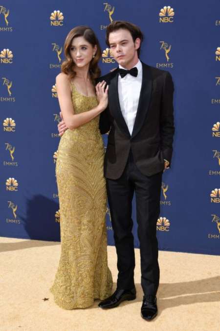 Charlie Heaton y Natalia Dyer, ella eligió un vestido dorado de Dolce & Gabbana.