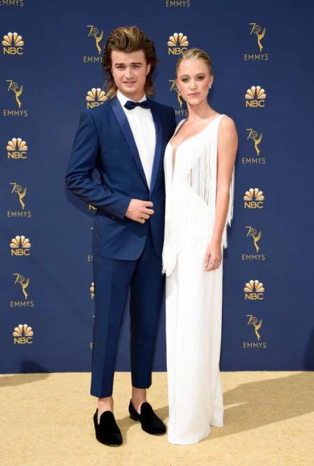 Joe Keery (Stranger Things) y Maika Monroe.