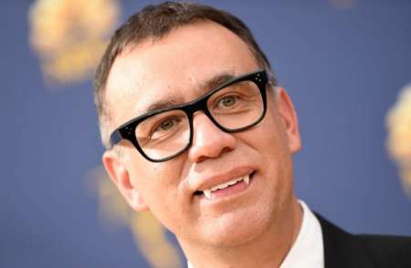 Fred Armisen posó con unos curiosos colmillos de vampiro.